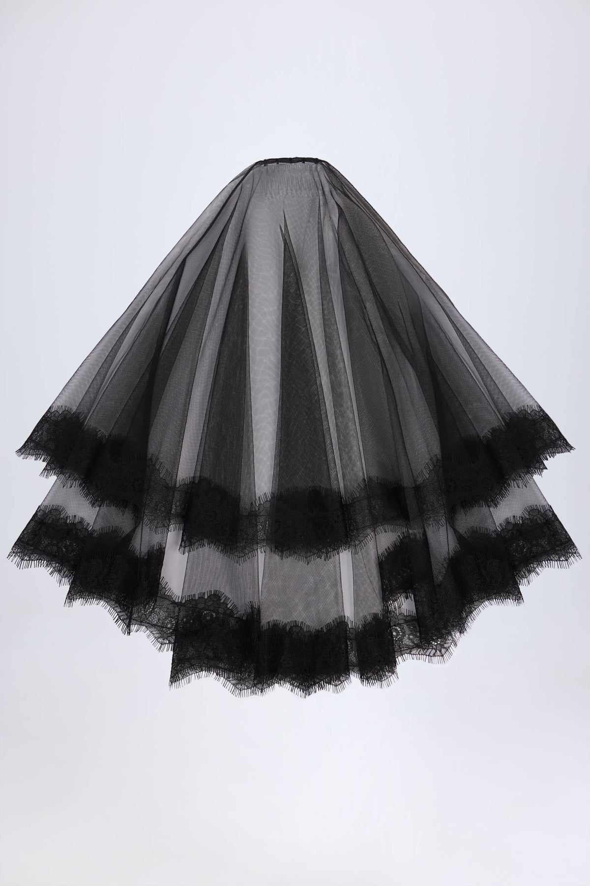 Chic Lace-Trim Veil in Black
