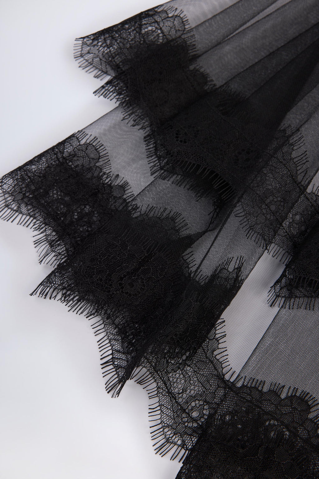Chic Lace-Trim Veil in Black