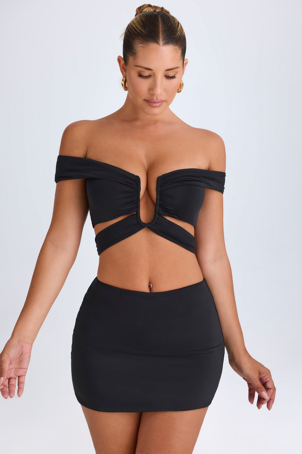 Chic Mid-Rise Micro Mini Skirt in Black