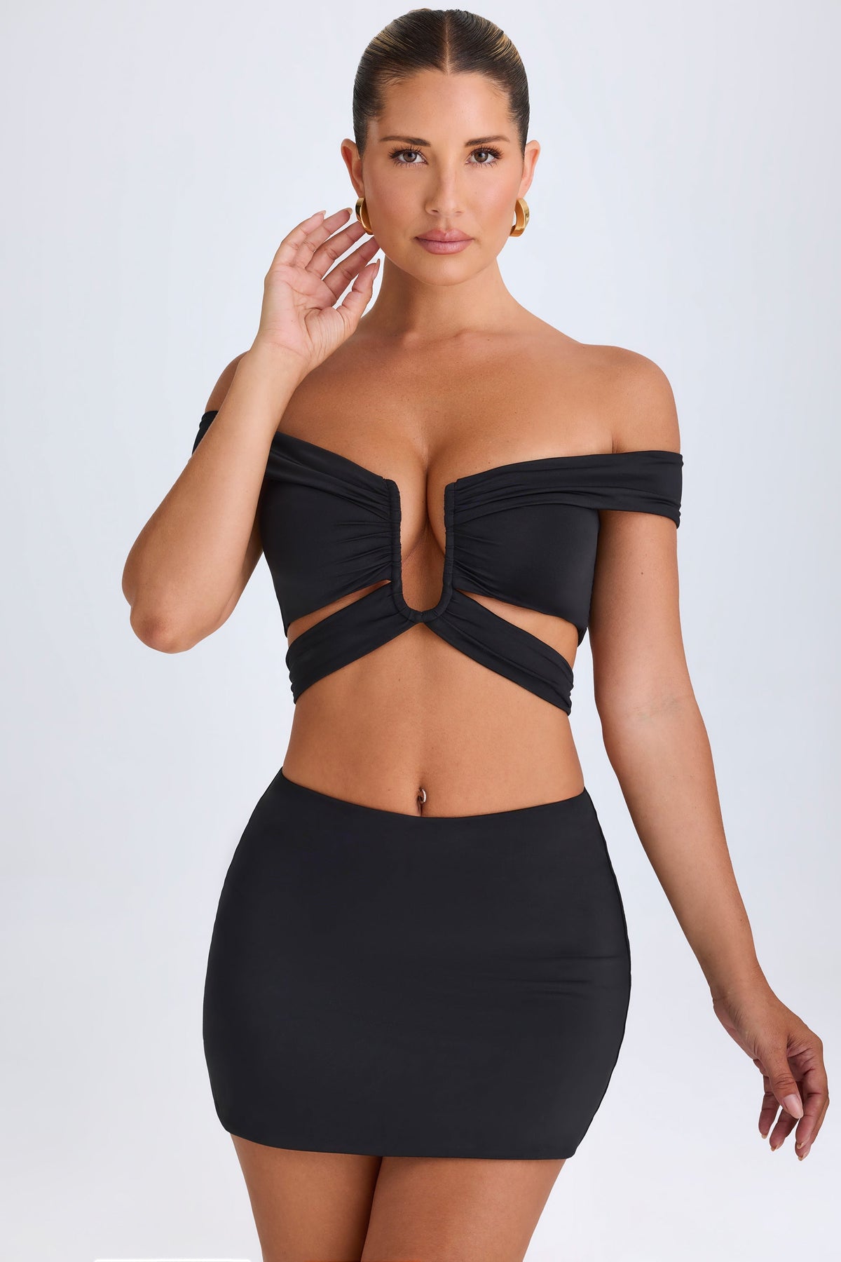 Chic Mid-Rise Micro Mini Skirt in Black