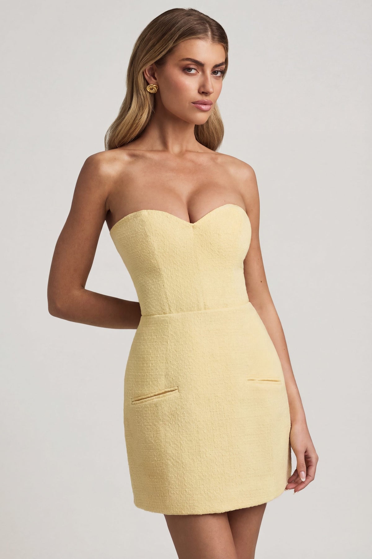 Chic Sweetheart-Neck Strapless Structured Mini Dress in Pastel Yellow