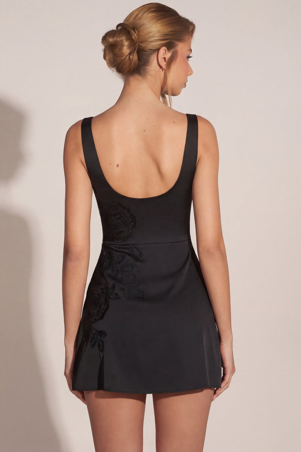 Chic Embellished Scoop-Neck Fitted Mini Dress in Black