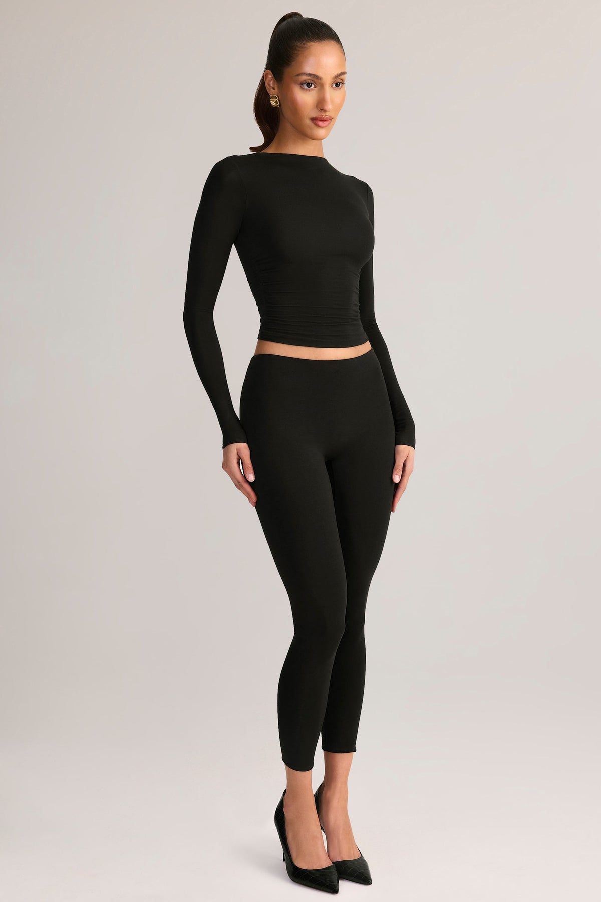 Chic Modal Mid-Rise Cropped Leggings in Black
