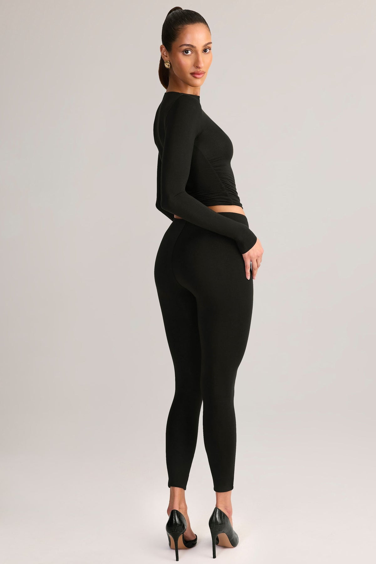 Chic Modal Mid-Rise Cropped Leggings in Black