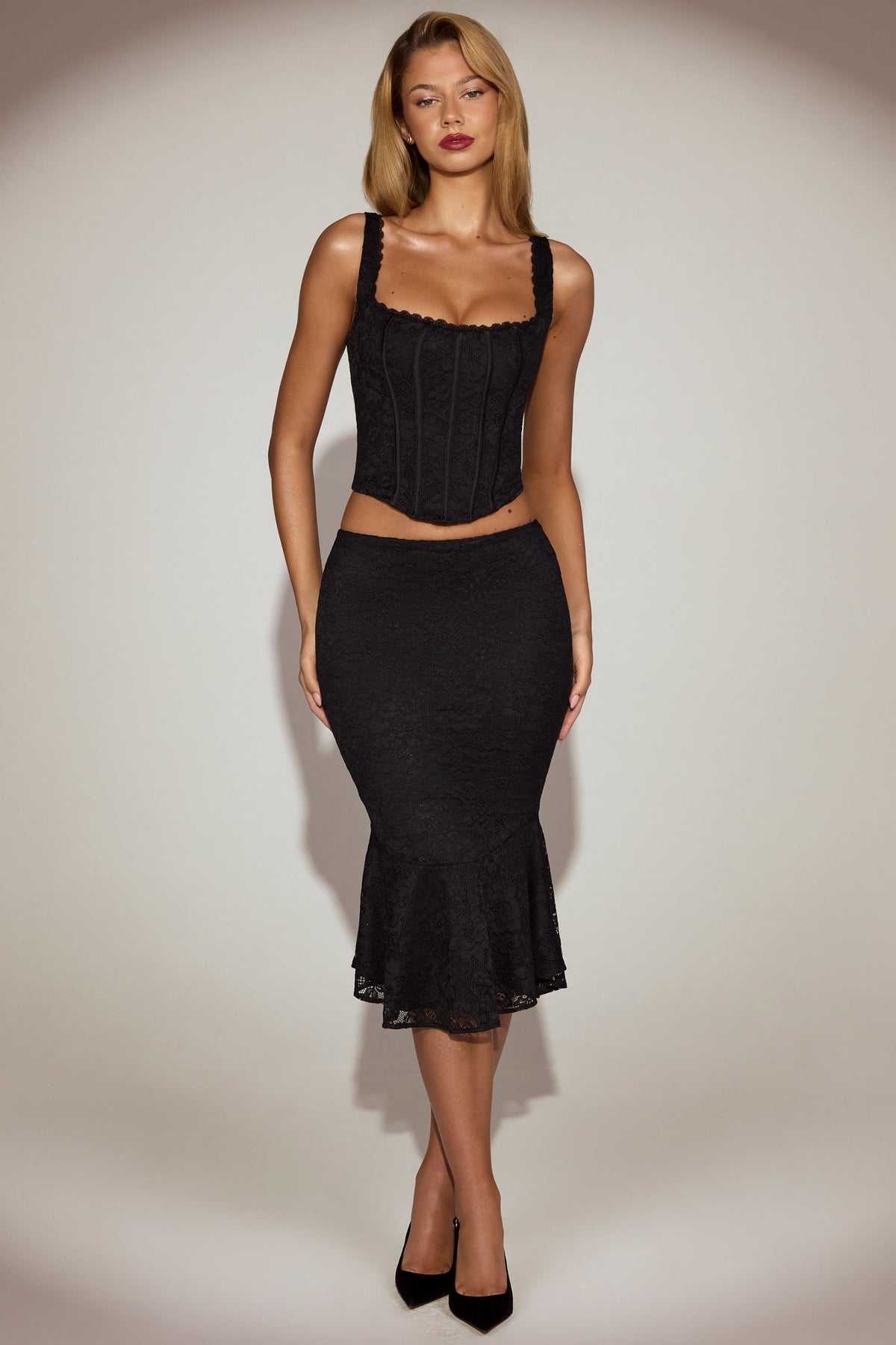 Chic Lace Mid-Rise Fluted Midi Skirt in Black