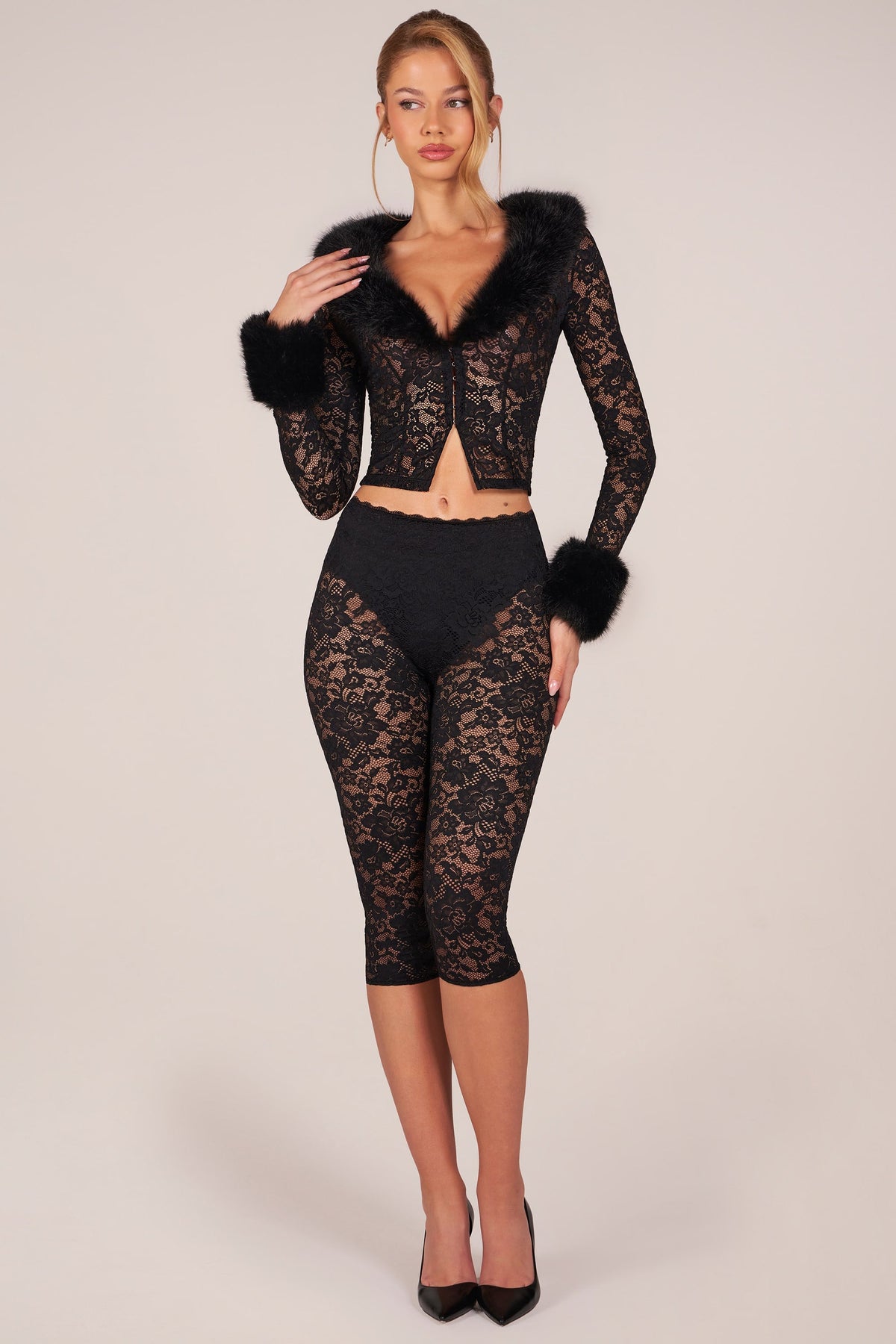 Chic Laced Capri Trousers in Black