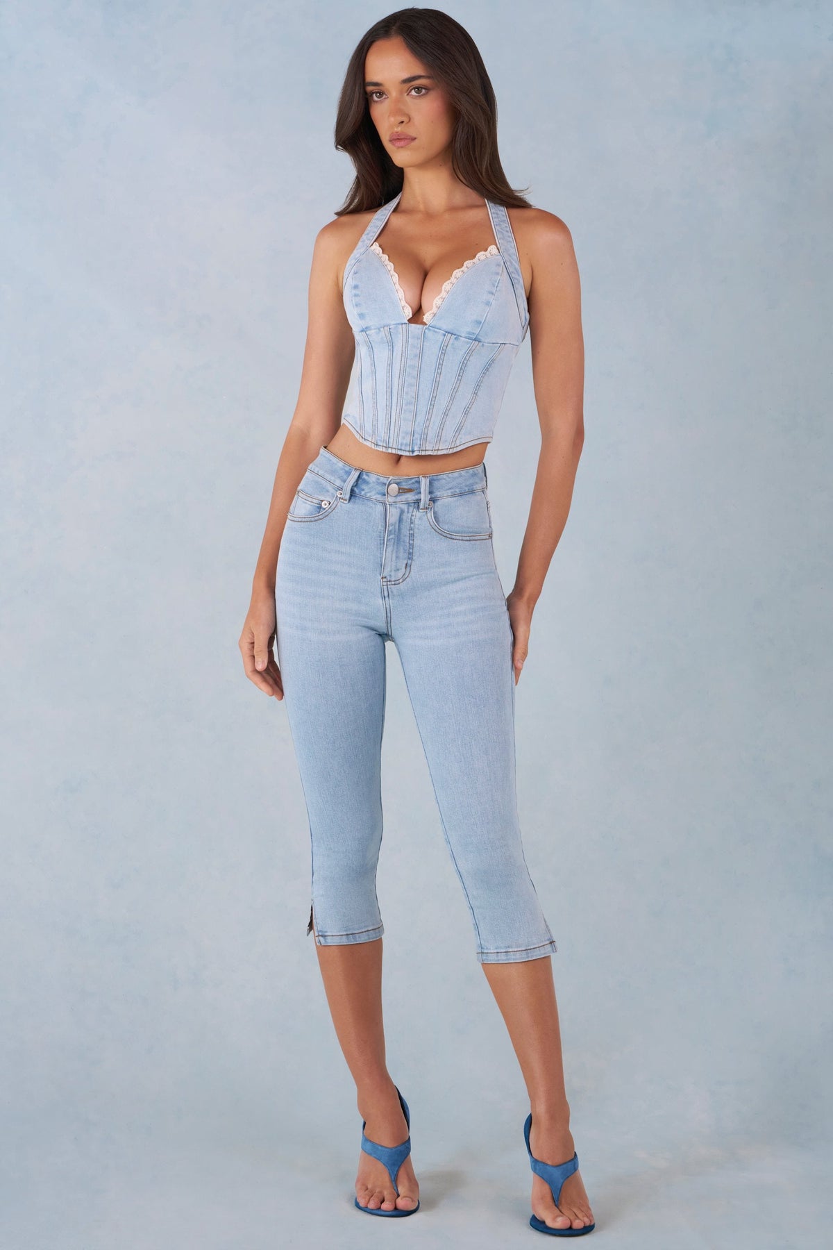 Chic Mid-Rise Denim Capri Jeans in Light Denim