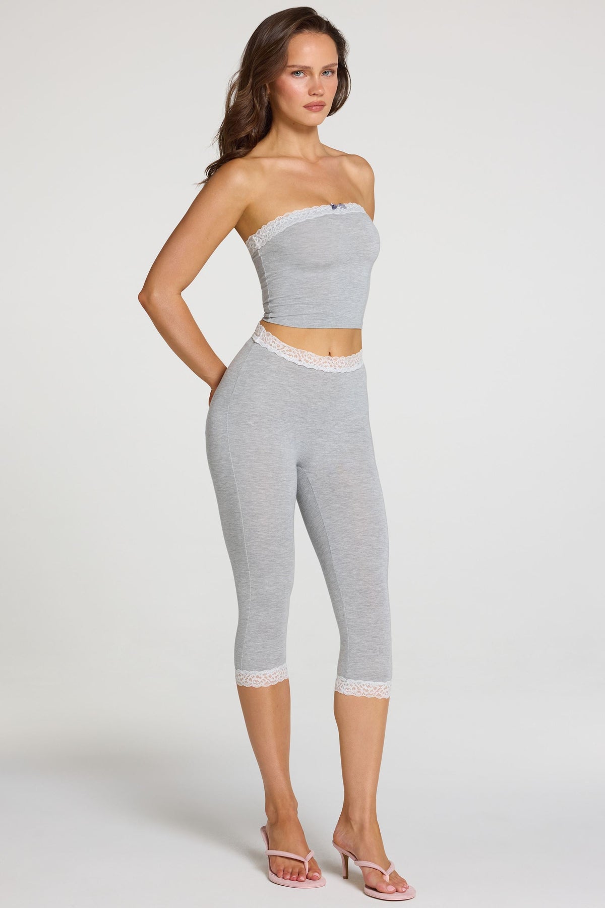 Chic Modal Lace-Trim Mid-Rise Capri Leggings in Grey Marl
