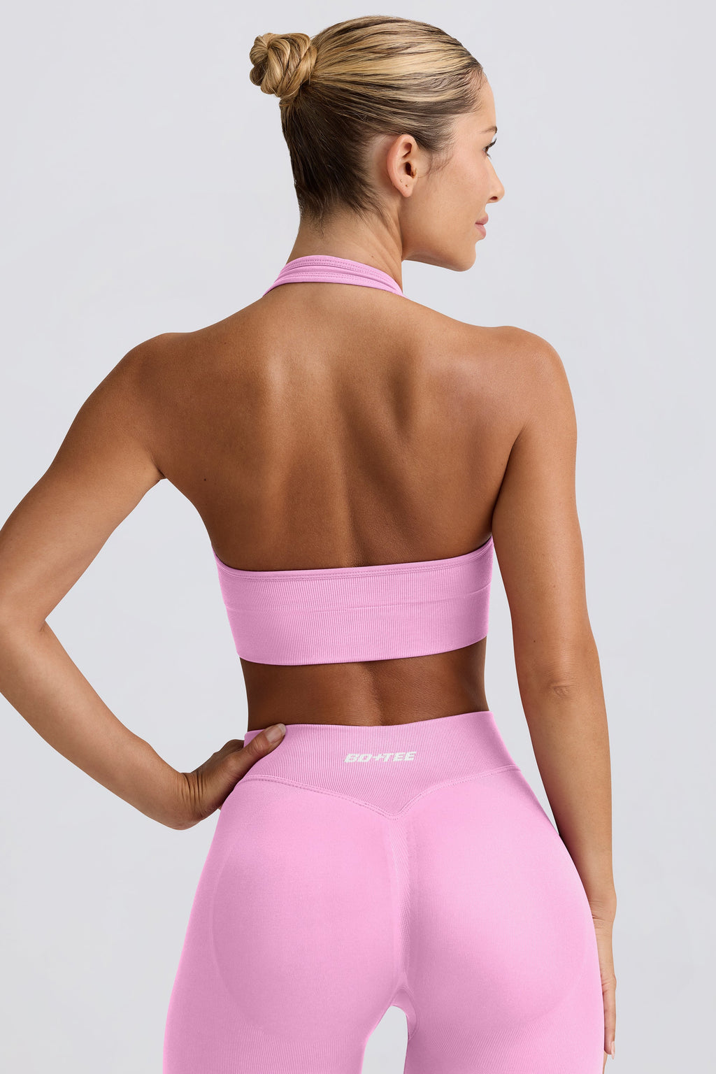 Chic Define Luxe Halterneck Sports Bra in Bubblegum Pink