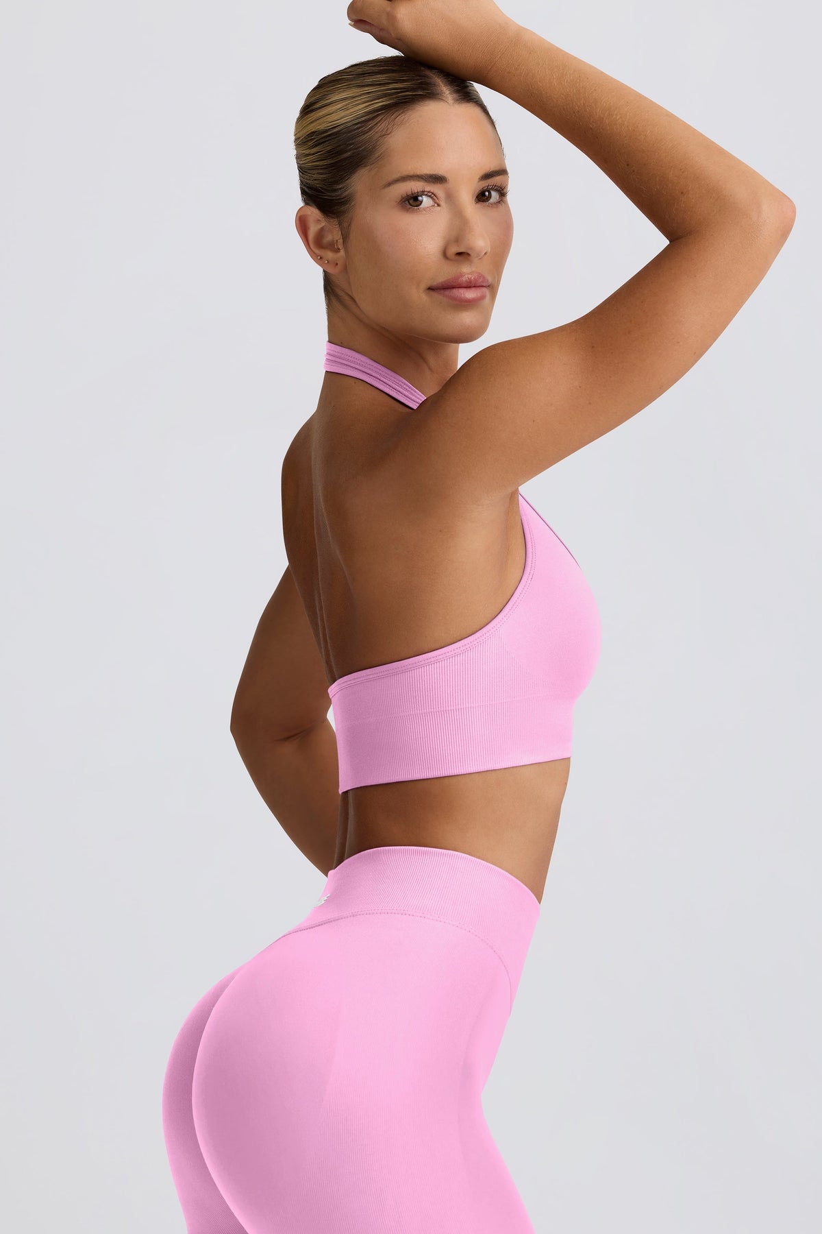 Chic Define Luxe Halterneck Sports Bra in Bubblegum Pink