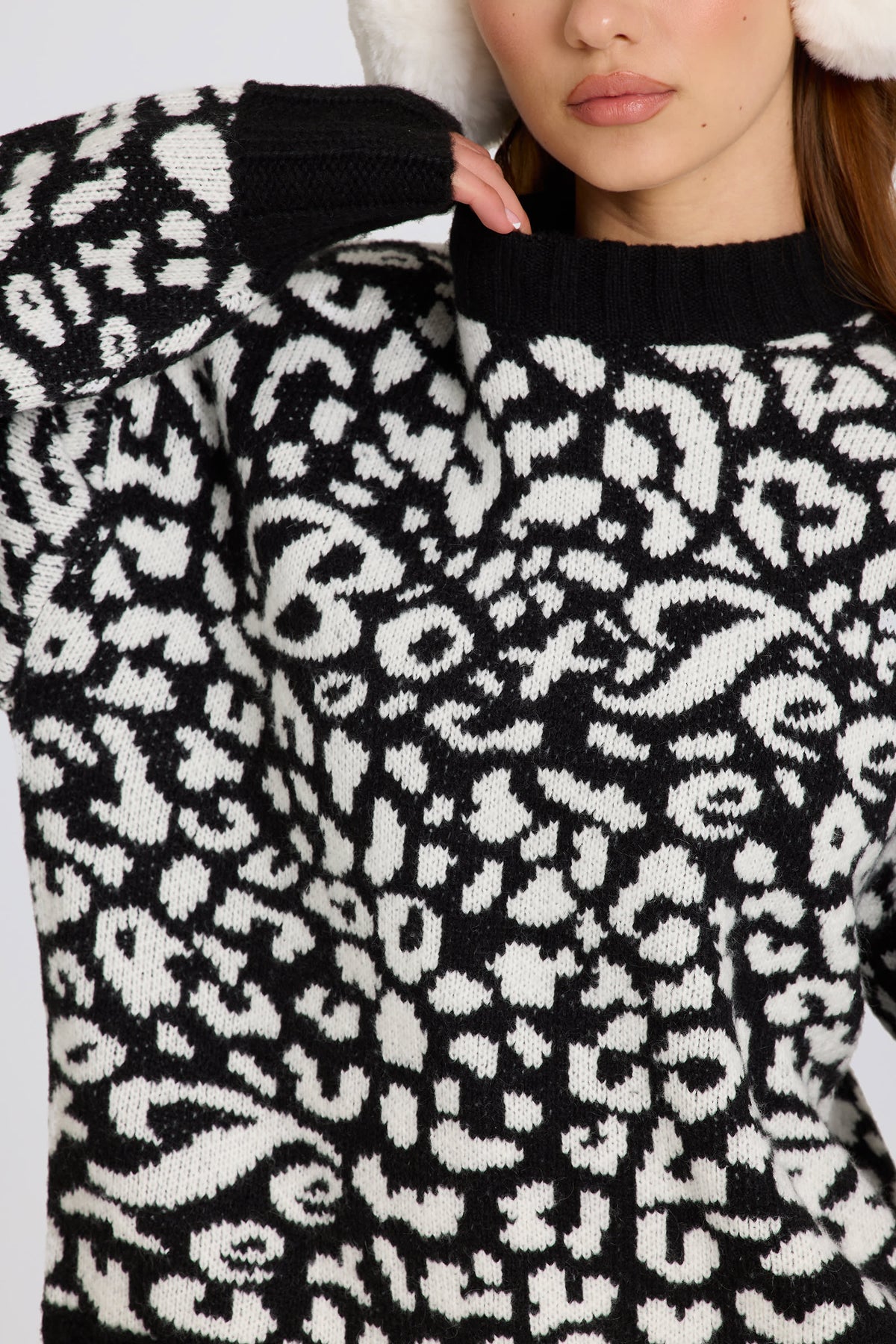 Chic Jacquard-Knit Oversized Jumper in Black