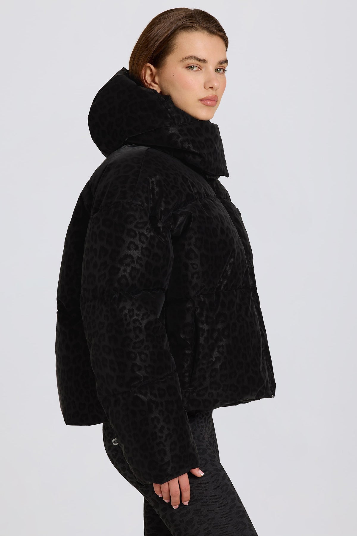 Chic Waterproof Cropped Oversized Ski Jacket in Black Leopard