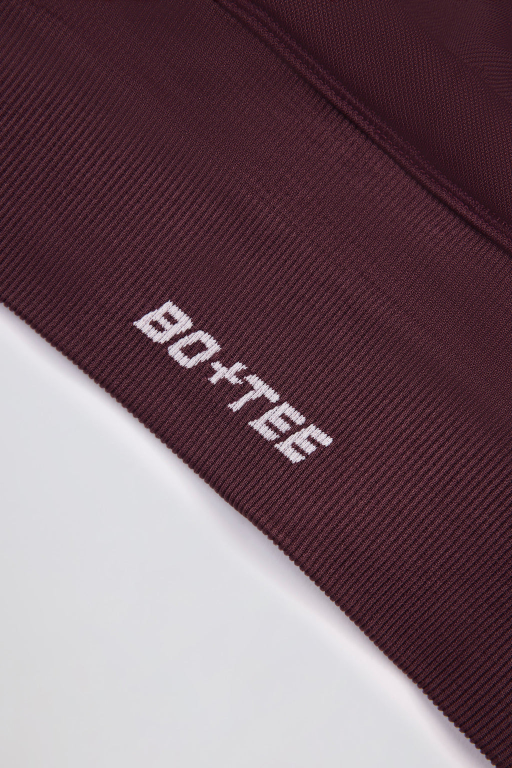 Chic Super Sculpt Seamless Crossback Sports Bra in Burgundy