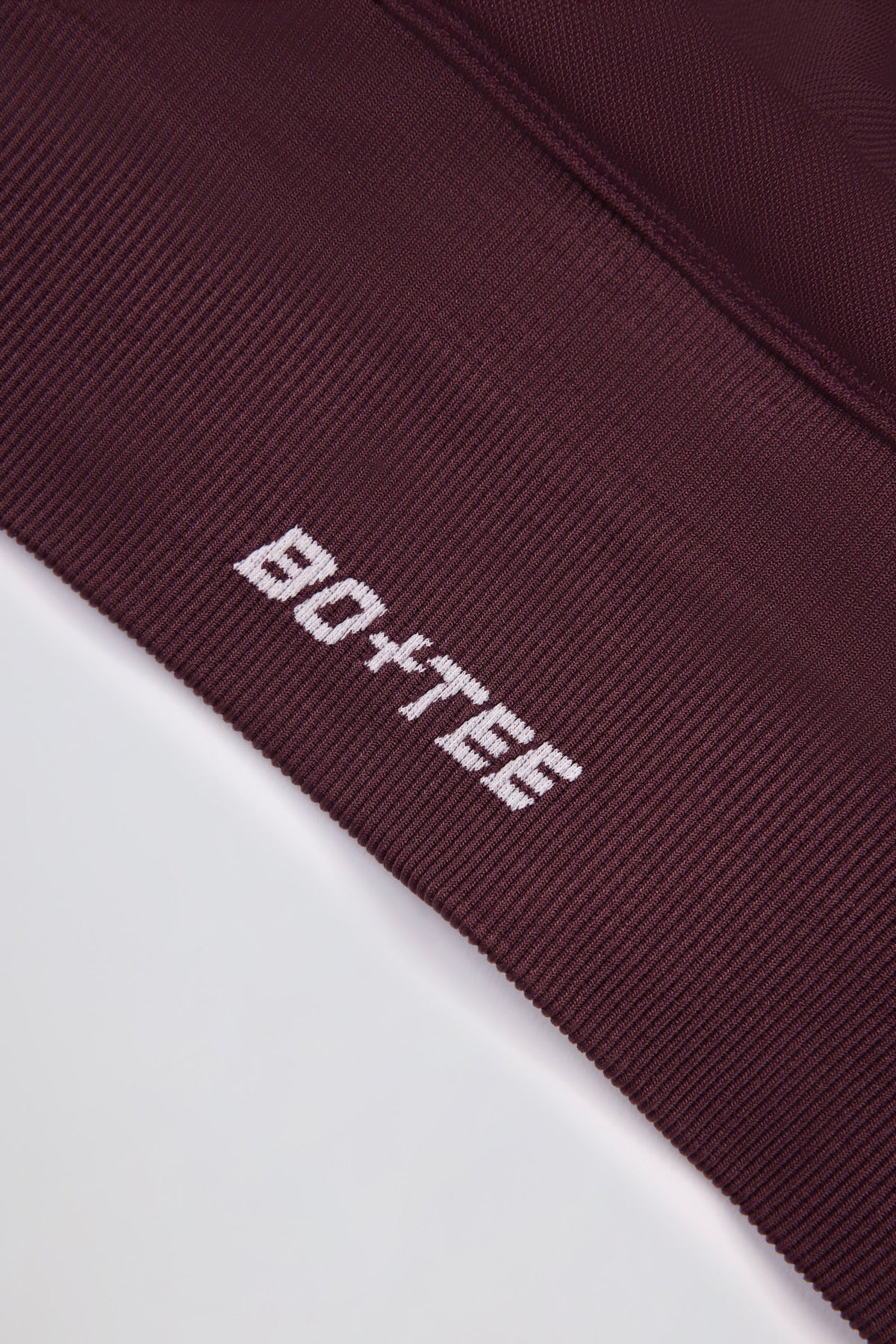 Chic Super Sculpt Seamless Crossback Sports Bra in Burgundy