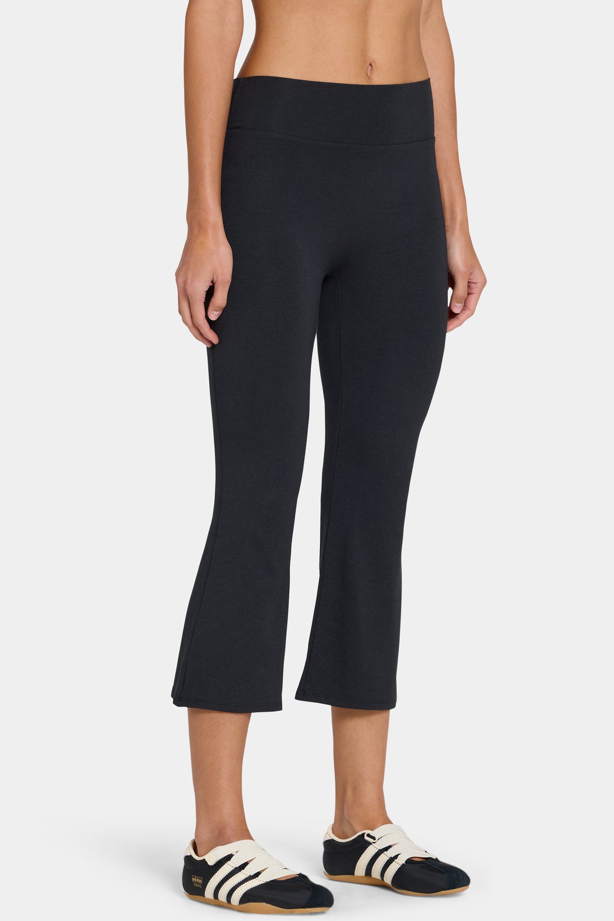 Chic ButterCloud Flared Capri Leggings in Black