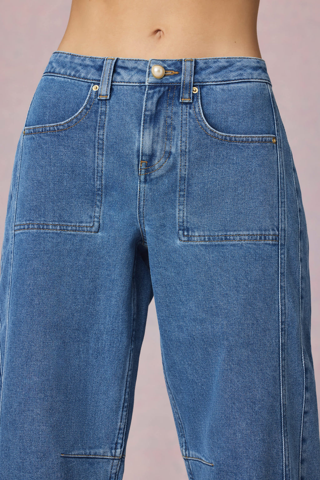 Chic Mid-Rise Barrel-Leg Jeans in Mid-Blue Wash