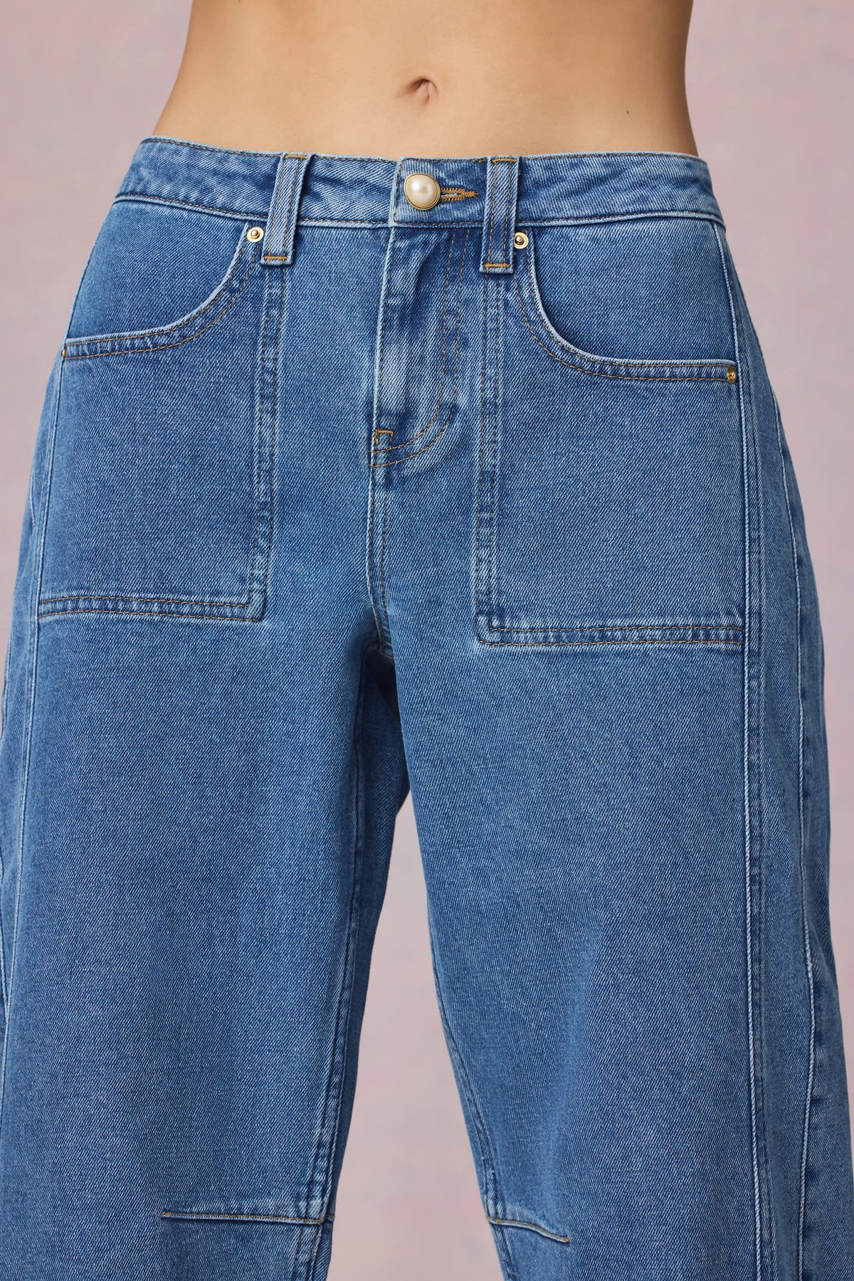 Chic Mid-Rise Barrel-Leg Jeans in Mid-Blue Wash