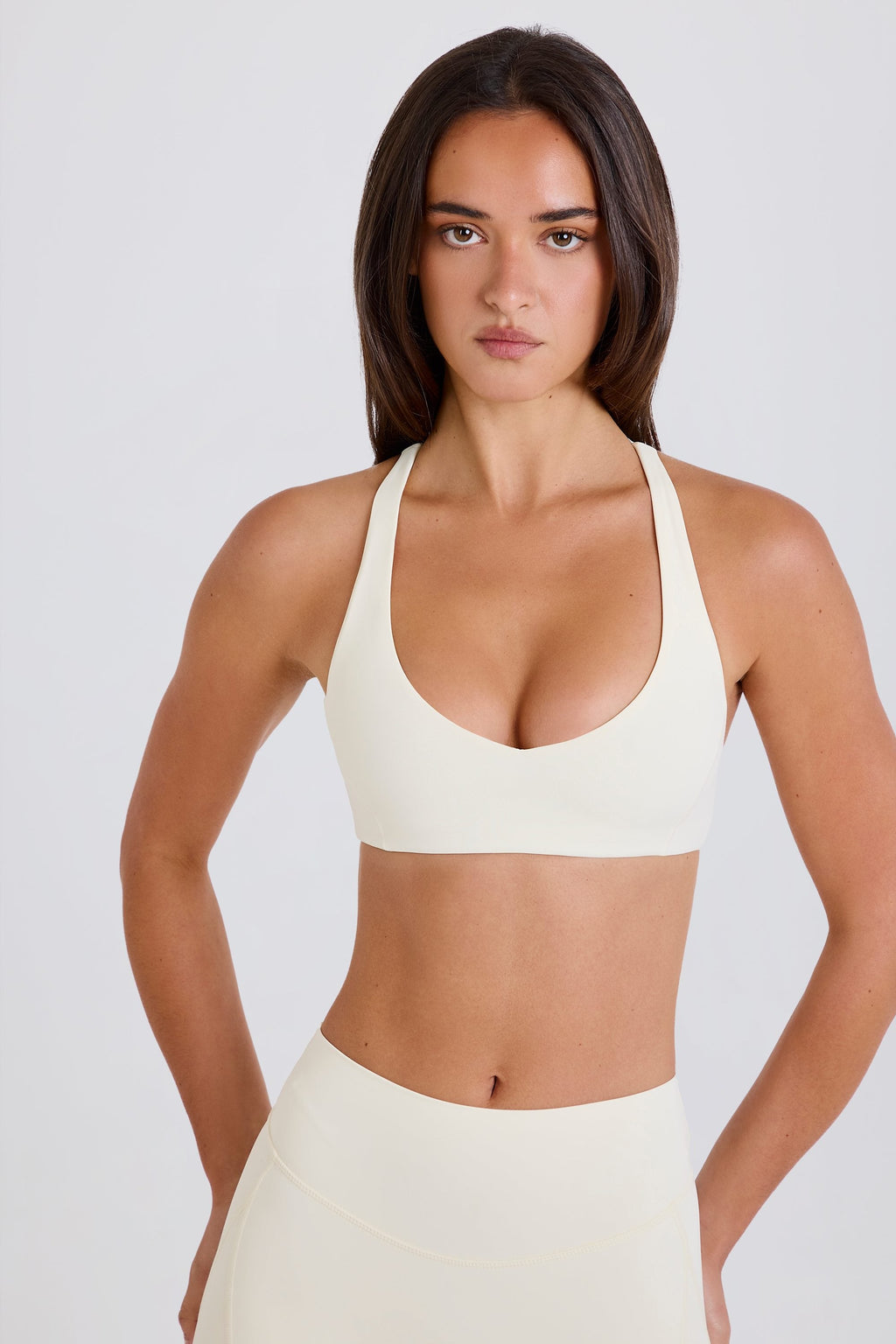 Chic Crossback V-Neck Sports Bra in Cream