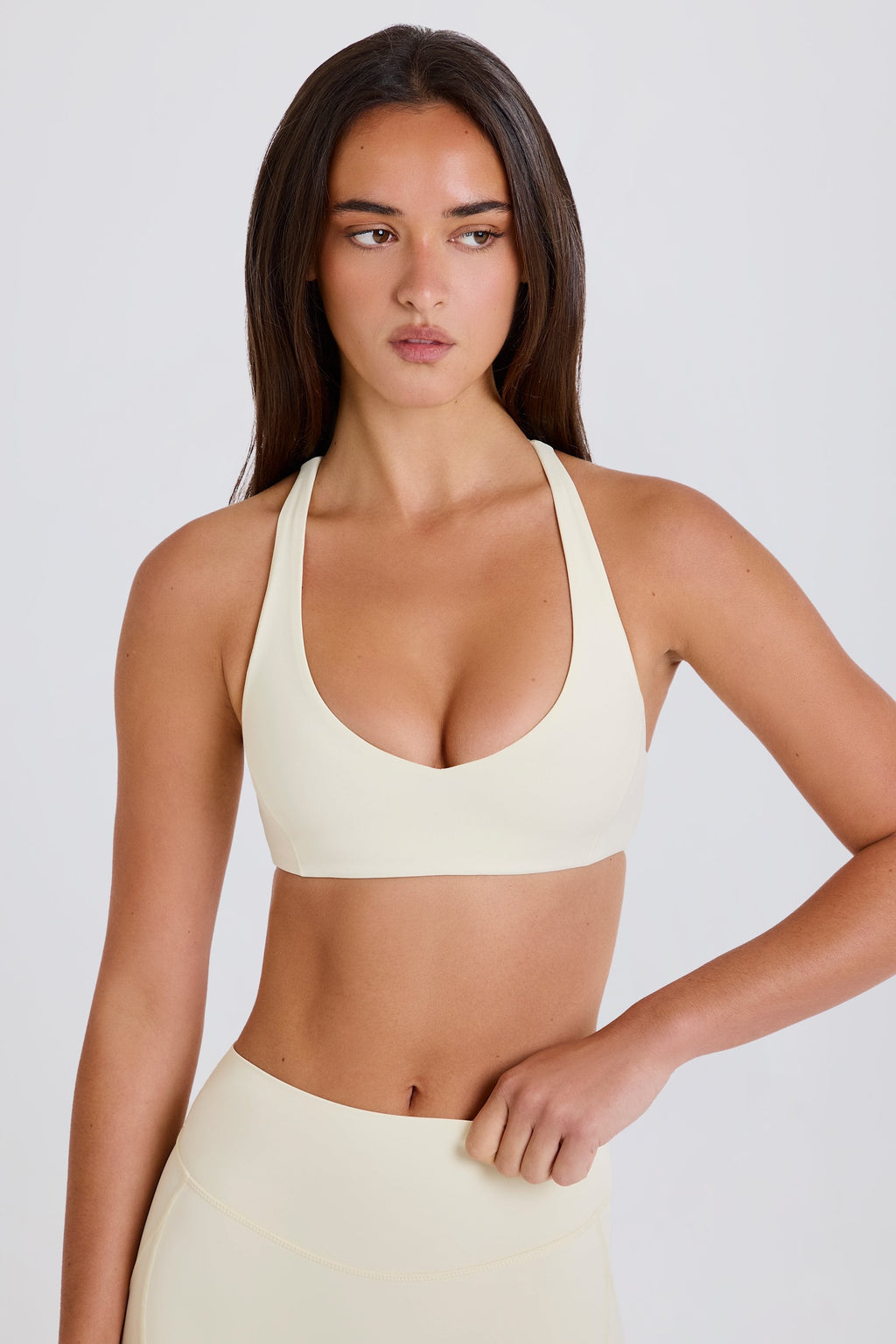 Chic Crossback V-Neck Sports Bra in Cream