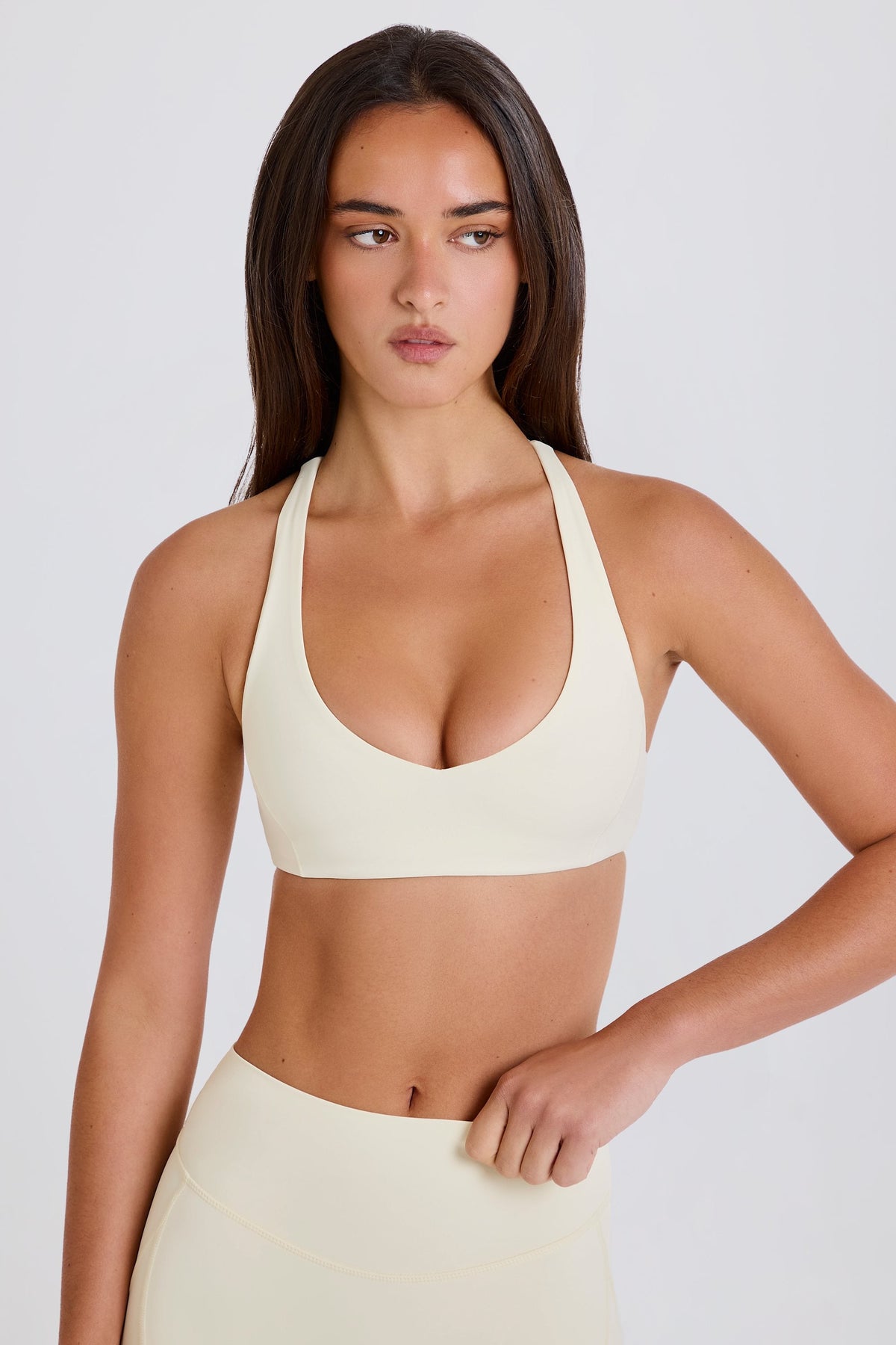 Chic Crossback V-Neck Sports Bra in Cream