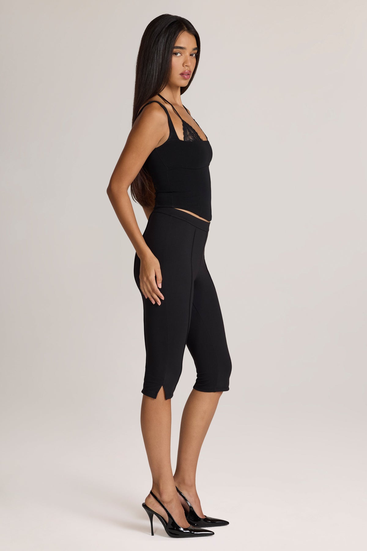 Chic Ponte Capri Leggings in Black