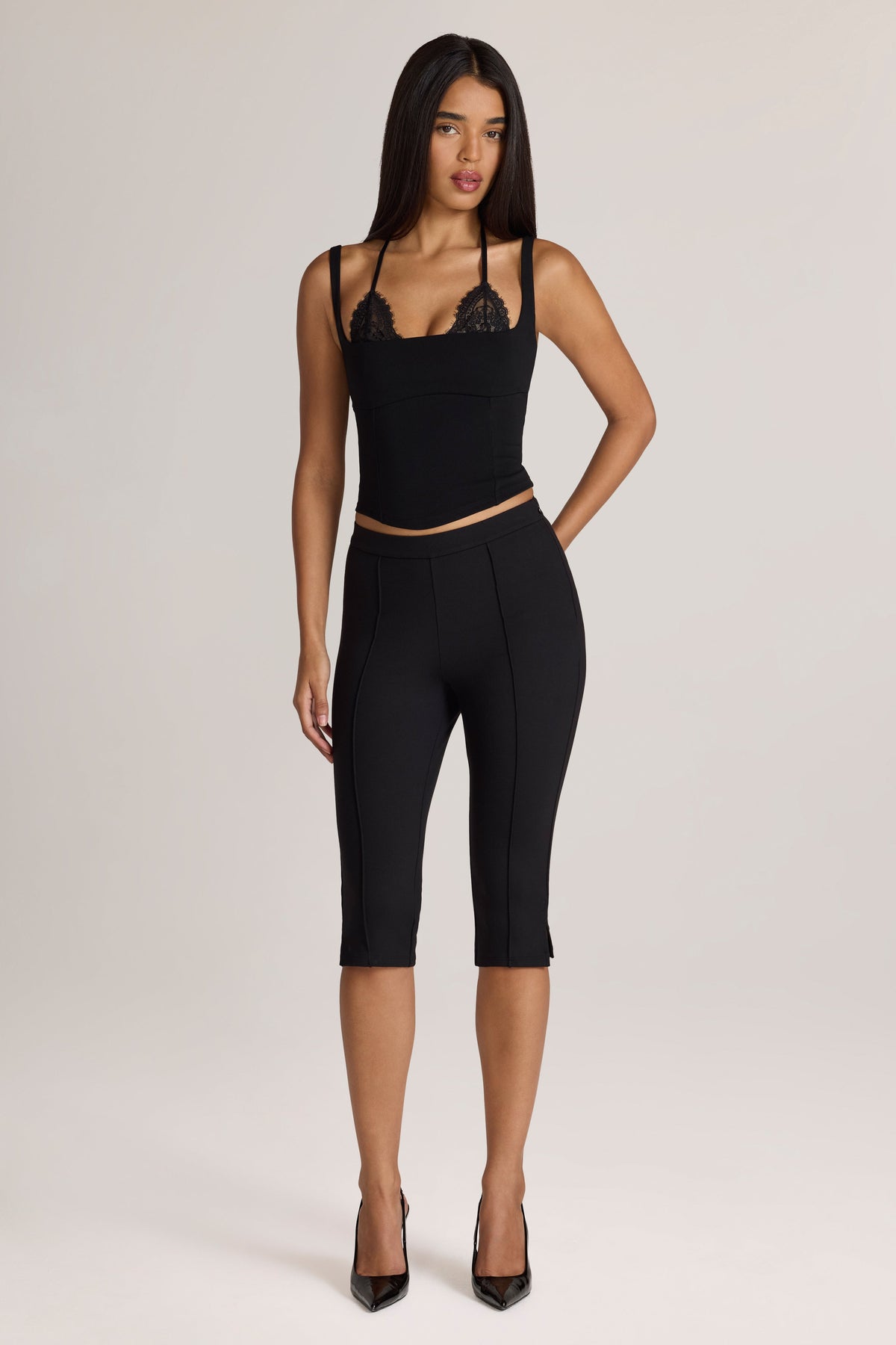 Chic Ponte Capri Leggings in Black
