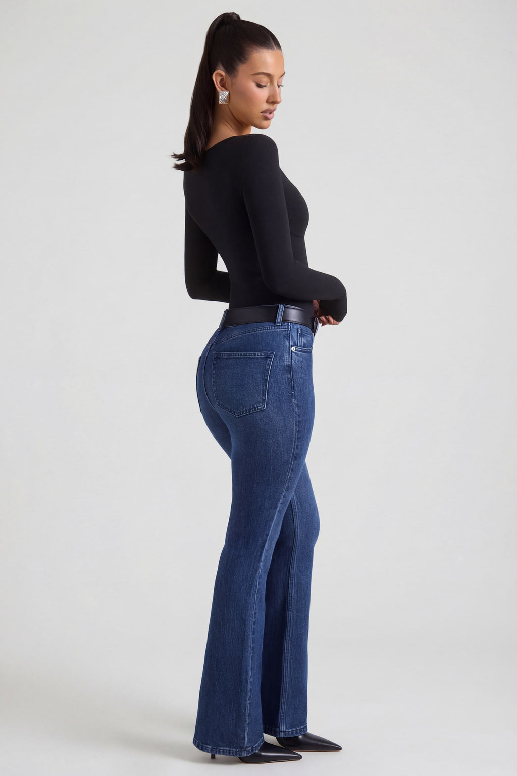 Chic High-Rise Flared Jeans in Indigo Wash