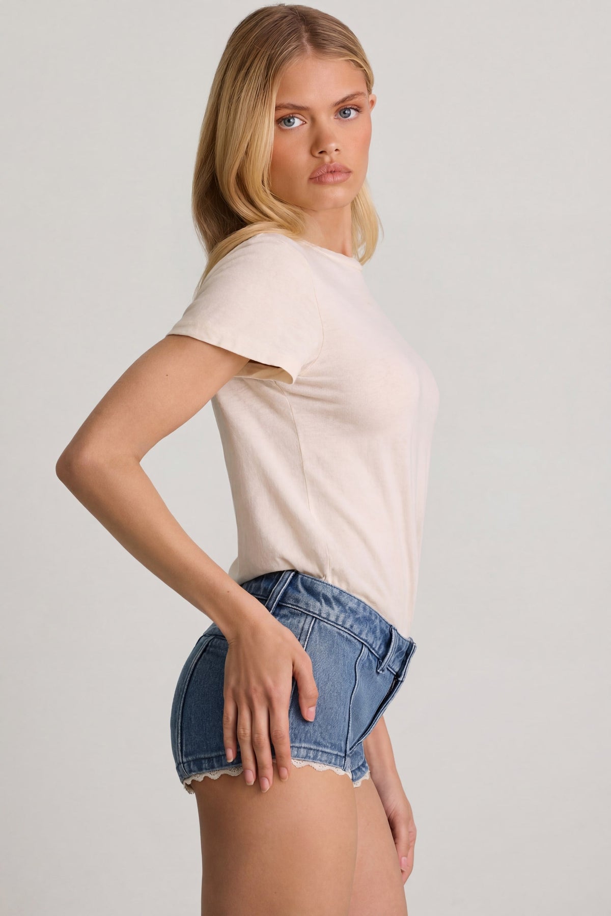 Chic Low-Rise Hot Pants in Mid-Blue