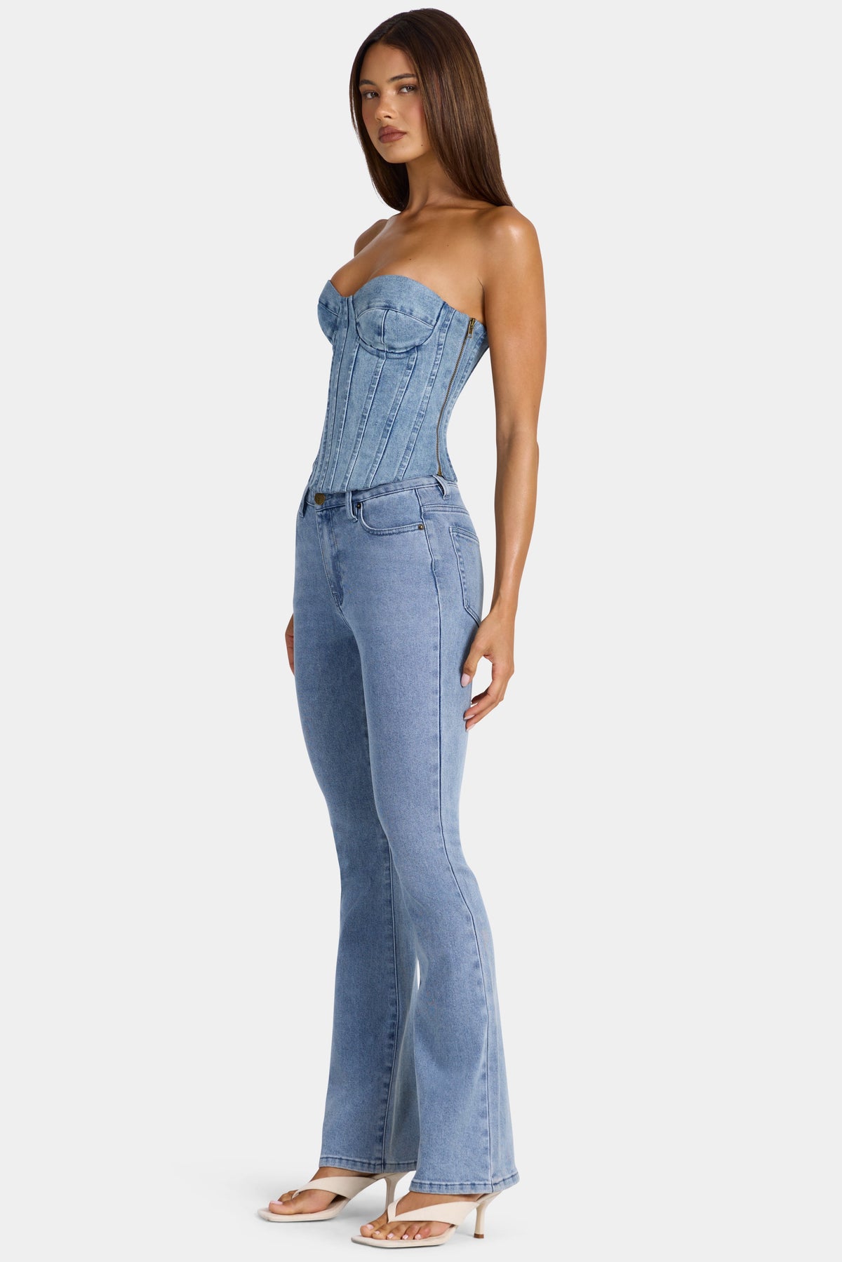 Chic Low-Rise Flared Jeans in Mid-Blue
