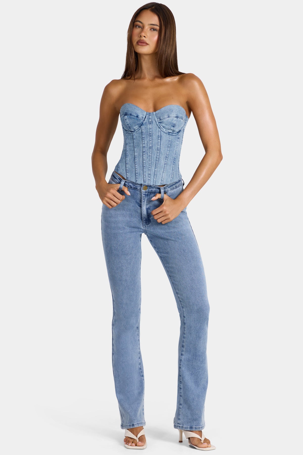 Chic Low-Rise Flared Jeans in Mid-Blue