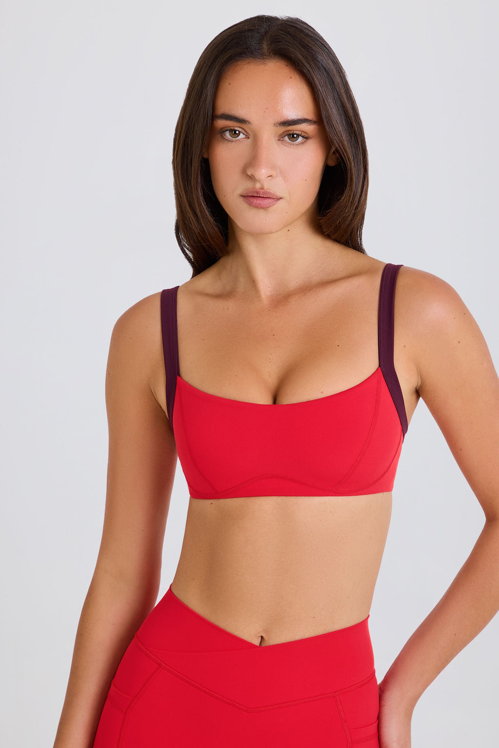 Chic Soft Active Contrast-Trim Sports Bra in Strawberry