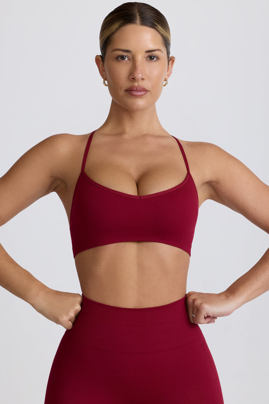 Chic Super Sculpt Seamless Cross-Back Sports Bra in Burgundy