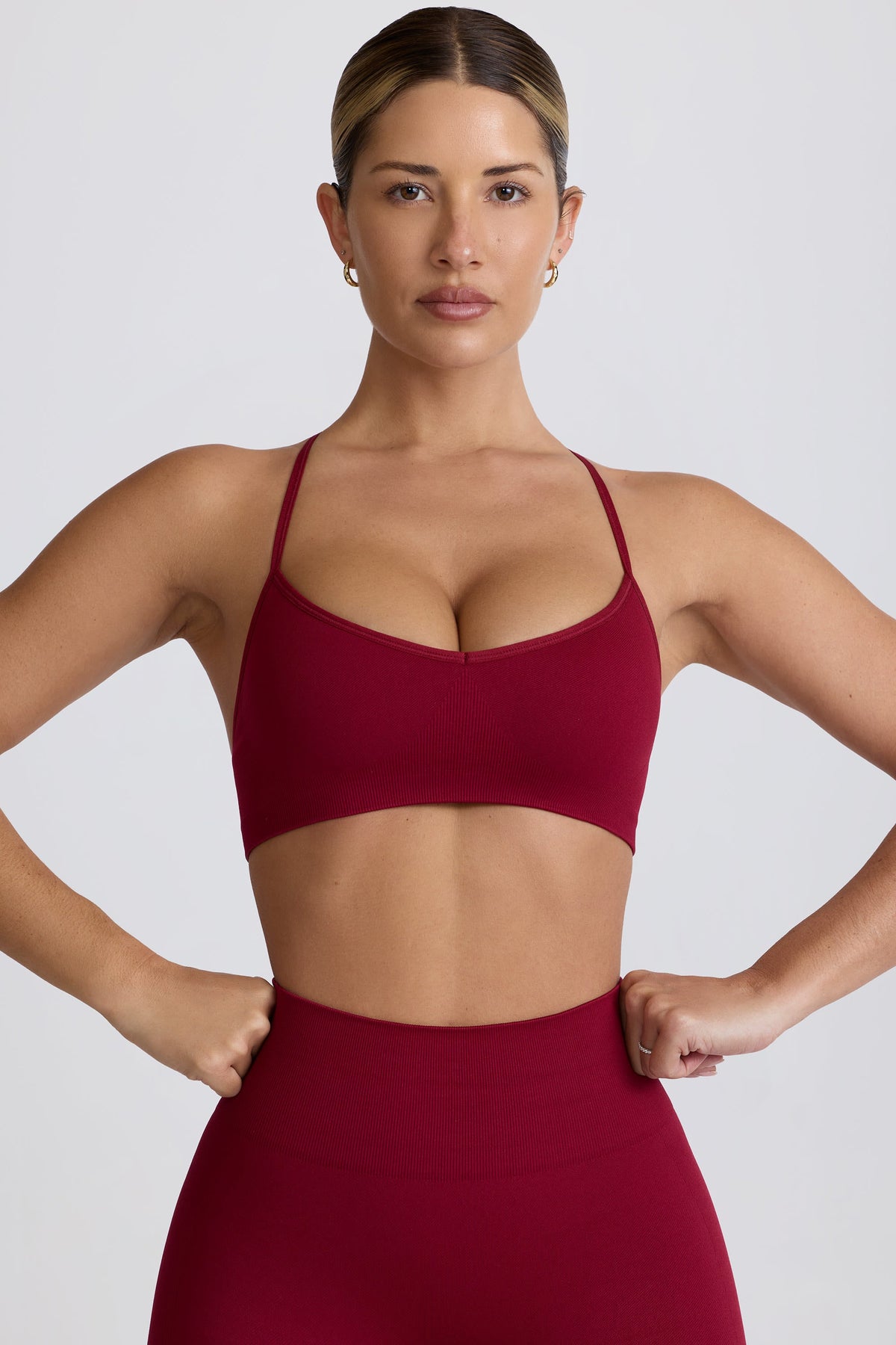 Chic Super Sculpt Seamless Cross-Back Sports Bra in Burgundy