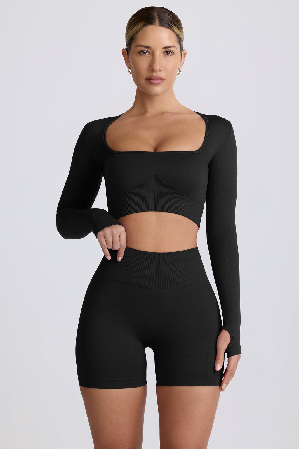 Chic Super Sculpt Seamless Long-Sleeve Crop Top in Black