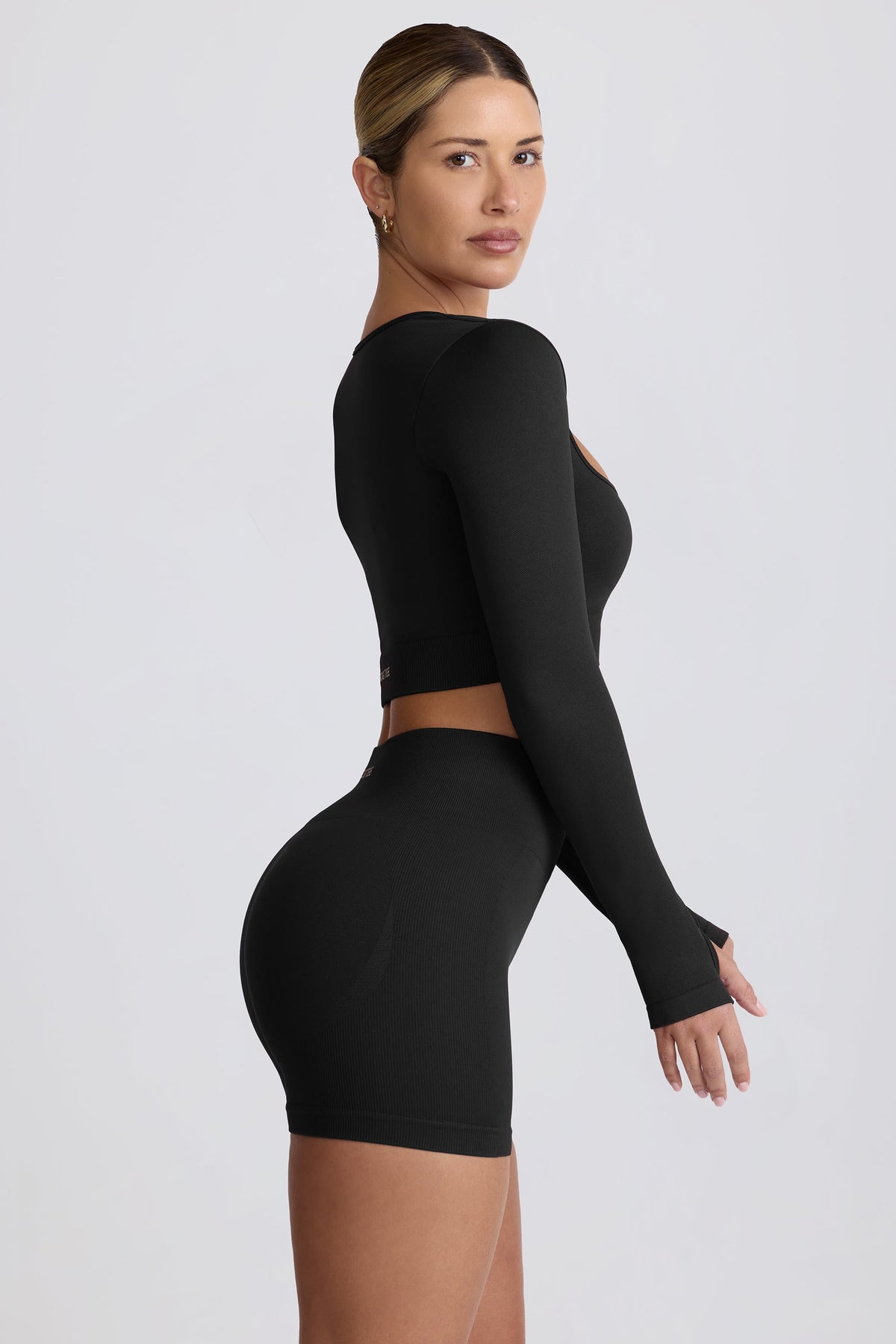 Chic Super Sculpt Seamless Long-Sleeve Crop Top in Black