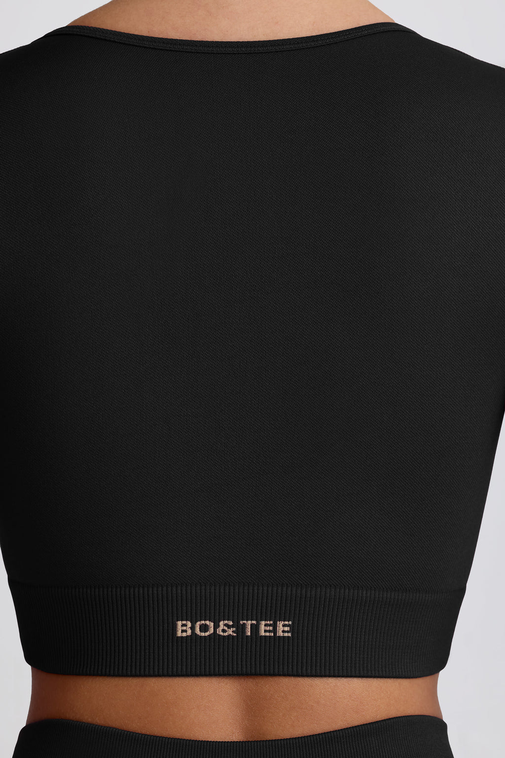 Chic Super Sculpt Seamless Long-Sleeve Crop Top in Black