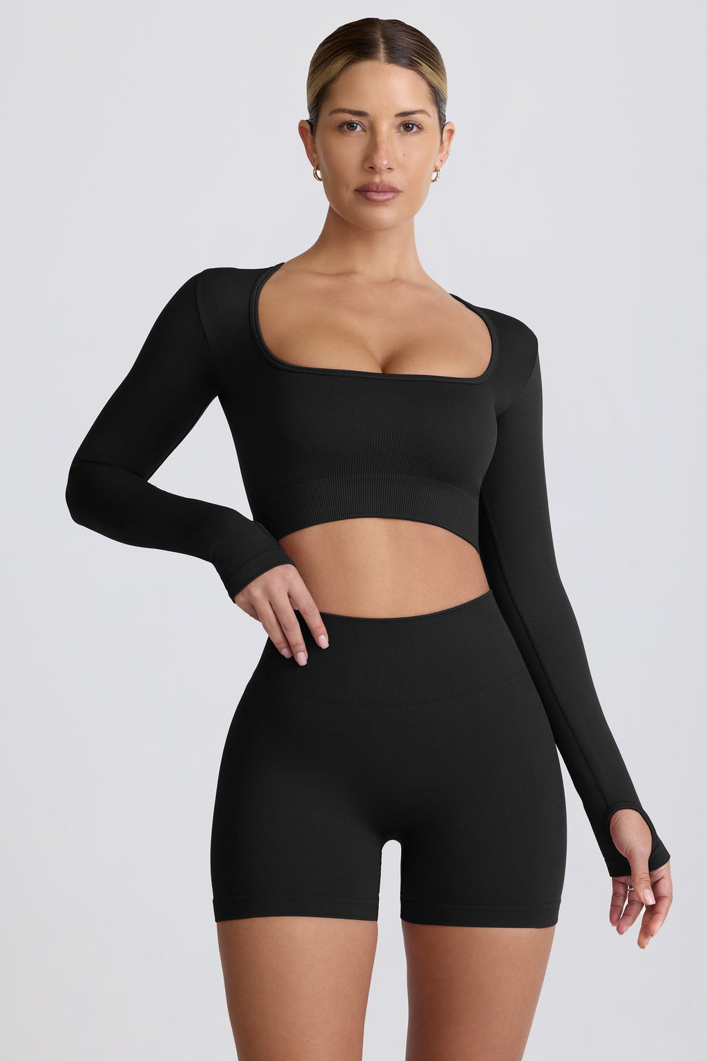 Chic Super Sculpt Seamless Long-Sleeve Crop Top in Black