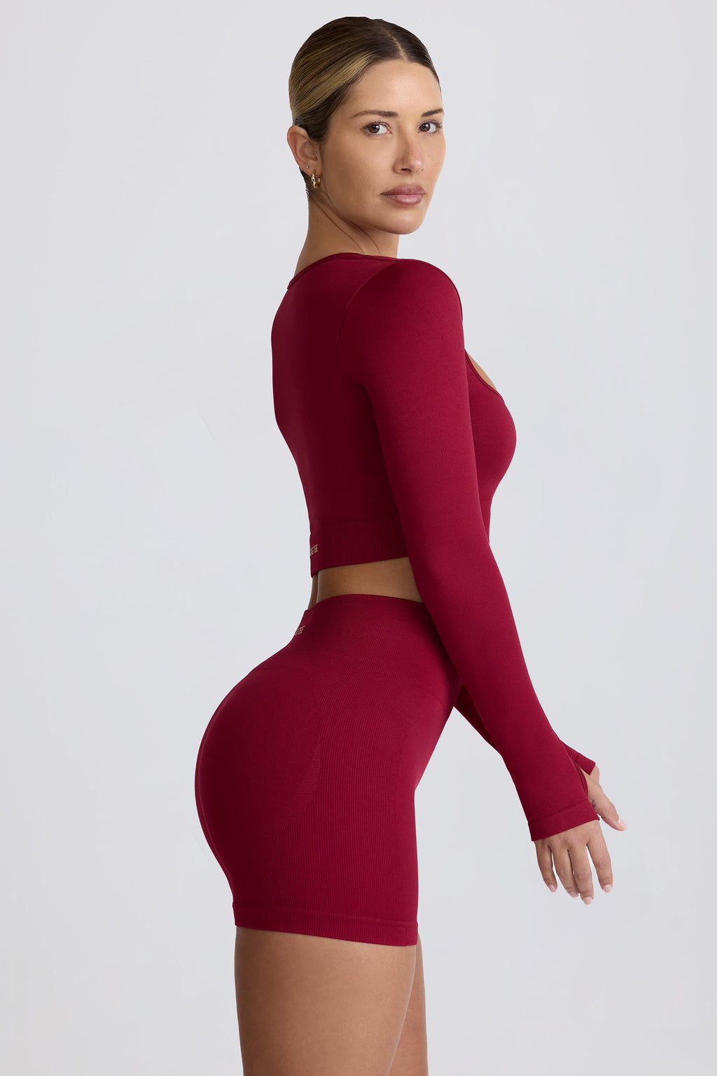 Chic Super Sculpt Seamless Long-Sleeve Crop Top in Burgundy