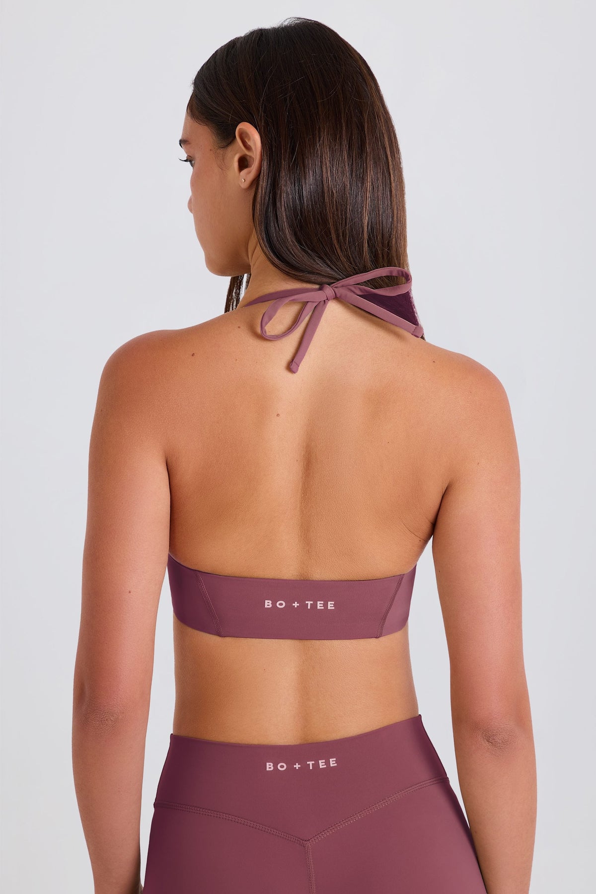 Chic Scoop-Neck Halterneck Sports Bra in Acai