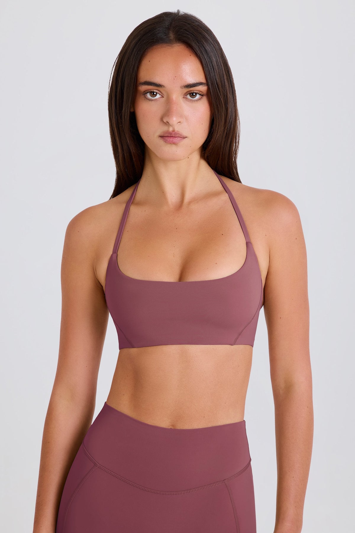 Chic Scoop-Neck Halterneck Sports Bra in Acai
